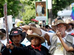 Javier Sicilia (der.) encabezó la Marcha por la Paz, que culminó el domingo en el Distrito Federal. REUTERS  /