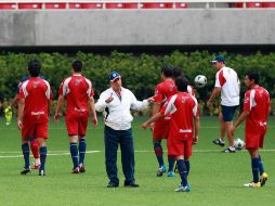 El director técnico de Chivas, José Luis Real, durante el entrenamiento. MEXSPORT  /