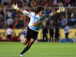El guardameta de Monarcas, Federico Vilar, celebra gol ante América. MEXSPORT  /