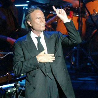 ''A las mujeres, el que las quiera entender está equivocado'': Julio Iglesias