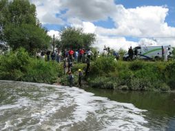 El día del hallazgo, bomberos municipales rescataron los cadáveres del canal, tenía una profundidad de un metro y medio. M. PATIÑO  /