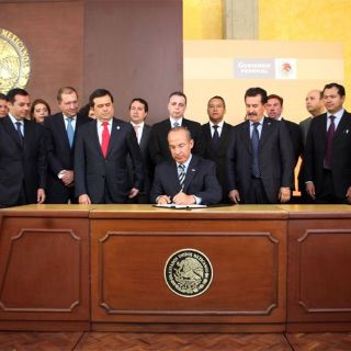 Calderón firma reforma de competencia