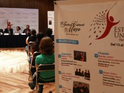 Al centro, Sergio Alejandro Matos, director del Festival Cultural de Mayo, quien invita a los tapatíos a visitar las muestras. E. BARRE  /