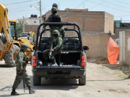 Militares resguardan hoy la zona donde se encontraron varios cuerpos en la capital de Durango. REUTERS  /
