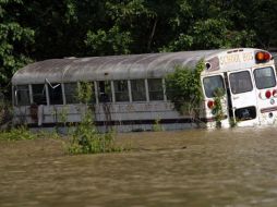 Las autoridades exhortaron a más de mil 300 residentes abandonar sus viviendas. AP  /