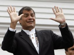 Las dos propuestas iniciales de presidente ecuatoriano Rafael Correa mantienen al país dividido a la mitad. AP  /