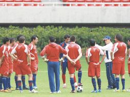 ''Güero'' Real (con gorra) da indicaciones a la plantilla antes de iniciar el entrenamiento de ayer, en el Omnilife. MEXSPORT  /