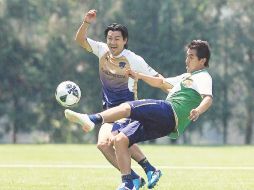 El delantero universitario, Juan Carlos Cacho (izq.) disputa la pelota durante el entrenamiento de Pumas. MEXSPORT  /