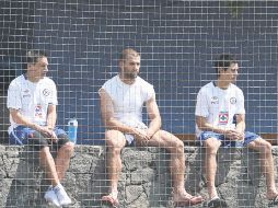 Emanuel Villa (centro) observa la práctica celeste junto al “Chaco” Giménez (izq.) y Fausto Pinto. MEXSPORT  /