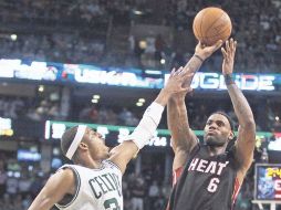 LeBron James, quien ejecuta un disparo ante la marca de Paul Pierce, anotó ayer 35 puntos. AFP  /