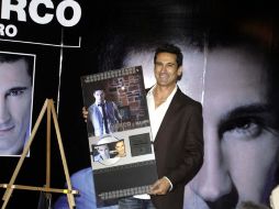 El cantante se mostró contento al recibir su premio por altas ventas de su más reciente álbum. NTX  /