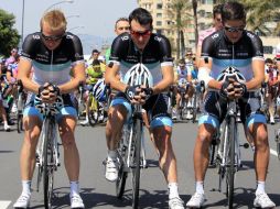 Antes de comenzar con la cuarta etapa del Giro de Italia, se guardó un minuto de silencio. AP  /