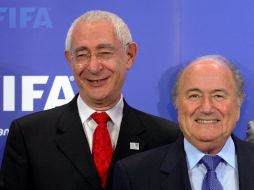 Foto de archivo de David Triesman junto con el presidente de la FIFA, Joseph Blatter. AFP  /