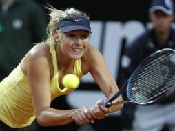 La tenista rusa, María Sharapova, regresa la pelota a su contrincante Ekaterina Makarova. REUTERS  /