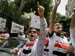 Manifestantes protestan hoy contra el régimen de Bashar Al Asad afuera de la Embajada siria en El Cairo, Egipto. AP  /