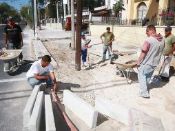 El Ayuntamiento de Guadalajara realizó en la gestión 2007-2009 obras de rehabilitación de las banquetas de Avenida Vallarta. ARCHIVO  /