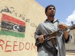 Un rebelde libio patrulla las calles de Misrata. ARCHIVO  /