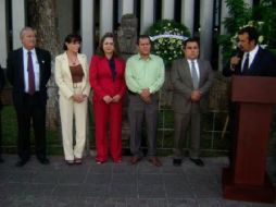 Funcionarios, familiares y amigos estuvieron presentes en el homenaje. ESPECIAL  /
