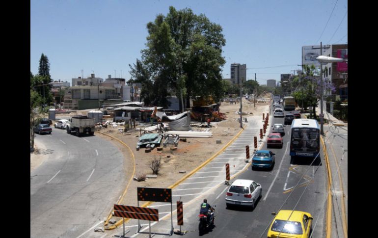 Ante la construcción del paso a desnivel y las obras de repavimentación, los restaurantes instalados son los más afectados. A. CAMACHO  /