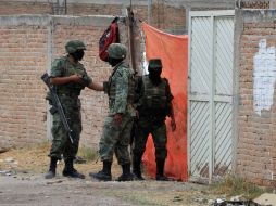 Soldados vigilan afueran de un lote donde se ubica una fosa clandestina en Durango. REUTERS  /