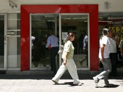 El Ayuntamiento tapatío prepara cambios en el reglamento para exigir a los bancos seguridad privada armada. A. GARCÍA  /