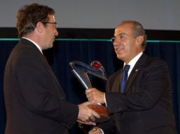 Felipe Calderón (d), recibe el premio del director del Programa de Naciones Unidas para el Medio Ambiente, Achim Steiner (i). EFE  /