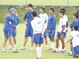 Enrique Meza (izq.) detiene el entrenamiento para dar indicaciones a sus elementos. MEXSPORT  /