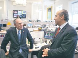 Felipe Calderón (derecha) conversa con el alcalde de Nueva York, Michael Bloomberg en la sede del Ayuntamiento. EFE  /