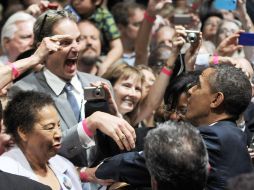 Barack Obama saluda a simpatizantes durante un evento de recaudación de fondos a favor del Comité Nacional Demócrata. AFP  /