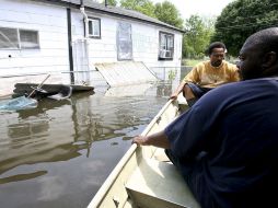 Residentes de Memphis navegan alrededor de su casa. El nivel alcanzó 14.6 metros en algunas zonas de Tennessee. EFE  /
