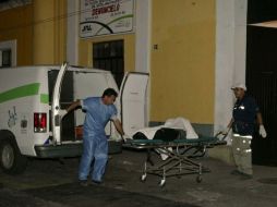Personal del IJCF levantó el cuerpo del hombre ultimado y lo trasladó a las instalaciones de la morgue. ARCHIVO  /