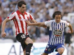 El jugador mexicano Andrés Guardado defendiendo el balón en el duelo ante el Athletic Club de Bilbao. EFE  /