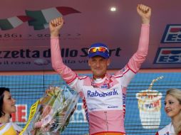 El ciclista holandés Pieter Weening festejando su triunfo en la quinta etapa del Giro de Italia. AFP  /