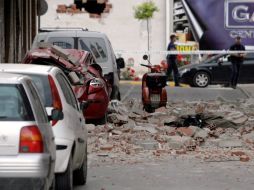 El cuerpo de una de las personas fallecidas bajo una manta en Lorca, tras el sismo. EFE  /