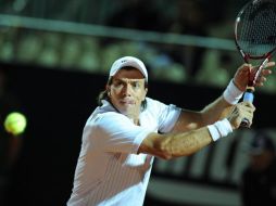 El tenista argentino, Carlos Berlocq, responde una bola ante el croata, Marin Cilic. EFE  /