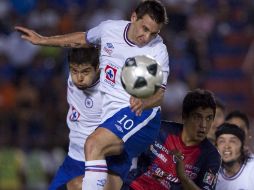 Luis Venegas (D) de Atlante y de Christian Gimenez de Cruz Azul, se disputan el balón. MEXSPORT  /