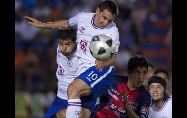 Luis Venegas (D) de Atlante y de Christian Gimenez de Cruz Azul, se disputan el balón. MEXSPORT  /