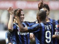 El delantero del Inter de Milán, Giampaolo Pazzini, celebra con Samuel Eto'o (d), tras marcar gol ante AS Roma. EFE  /