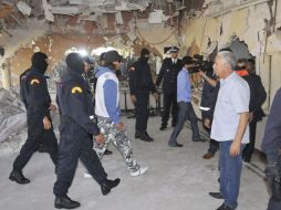Uno de los presuntos autores del atentado contra el café Argana de Marraquech, llega al café escoltado por policías. EFE  /