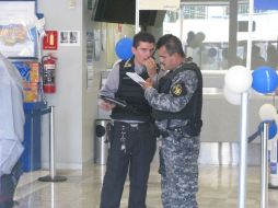 Elementos de la Policía del Estado arribaron al sitio para recabar información del presunto ladrón. M. PATIÑO  /