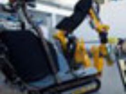 El robot fue construido a partir de una máquina demoledora. EFE  /