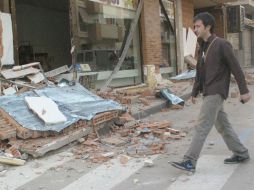 Un hombre camina por una calle de Lorca, tras el terremoto. EFE  /