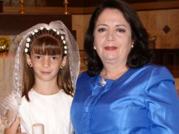 Valentina con su madrina, Laura Gómez.  /