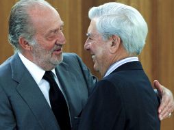 El rey Juan Carlos saluda al escritor  Mario Vargas Llosa a quien recibió esta tarde en el Palacio de la Zarzuela. EFE  /