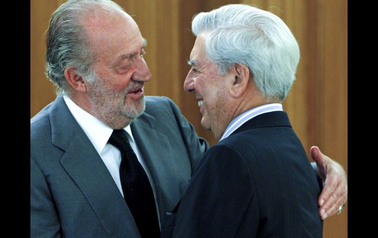 El rey Juan Carlos saluda al escritor  Mario Vargas Llosa a quien recibió esta tarde en el Palacio de la Zarzuela. EFE  /