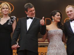 Antonio Banderas y Salma Hayek hicieron un arribo espectacular a la presentación de la película El Gato con botas. EFE  /