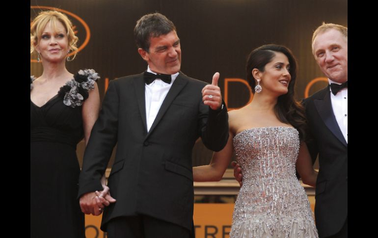 Antonio Banderas y Salma Hayek hicieron un arribo espectacular a la presentación de la película El Gato con botas. EFE  /