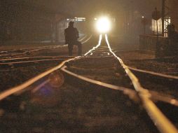 Migrantes esperan el paso del tren que los acerque a la Unión Americana. S. NUÑEZ  /