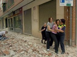 Cientos de personas salieron a las calles a esperar que las réplicas se terminaran. EFE  /
