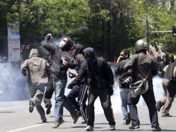 Manifestantes se enfrentan contra la policía en las calles de Atenas. EFE  /
